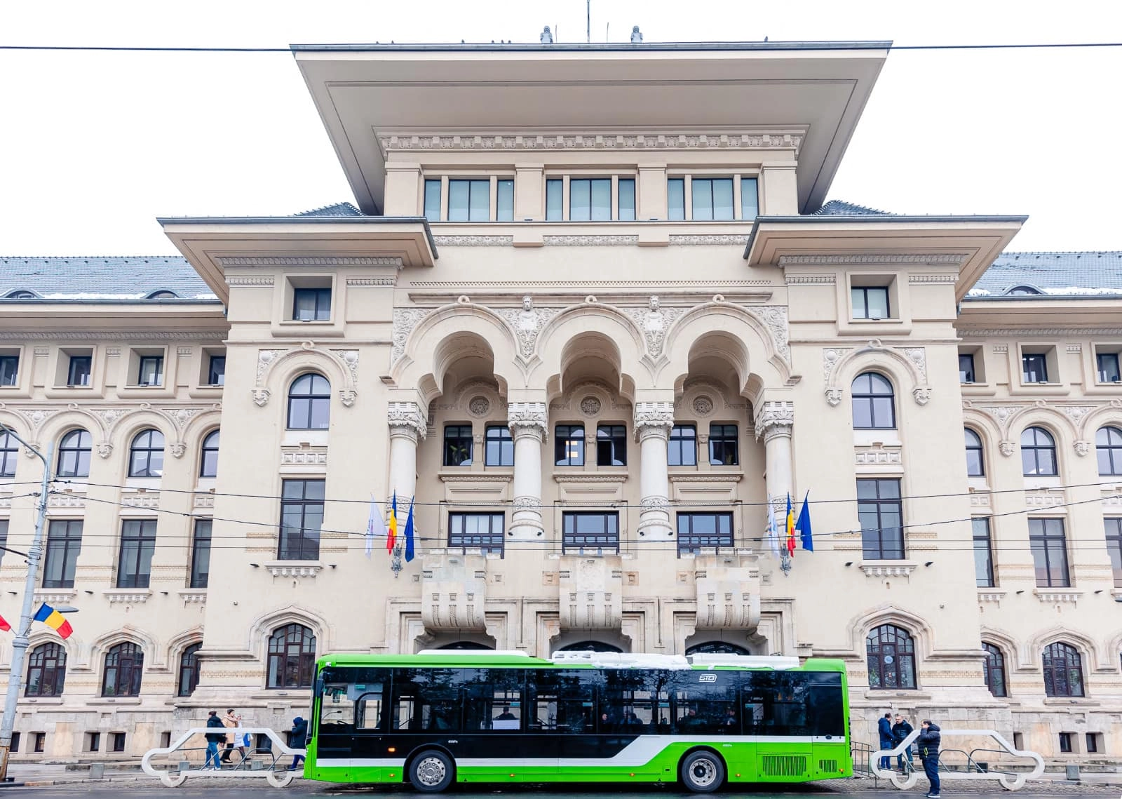 blocaj la primarie semnatura lipsa a primarului lasa sute de angajati fara salarii si pericliteaza igiena capitalei