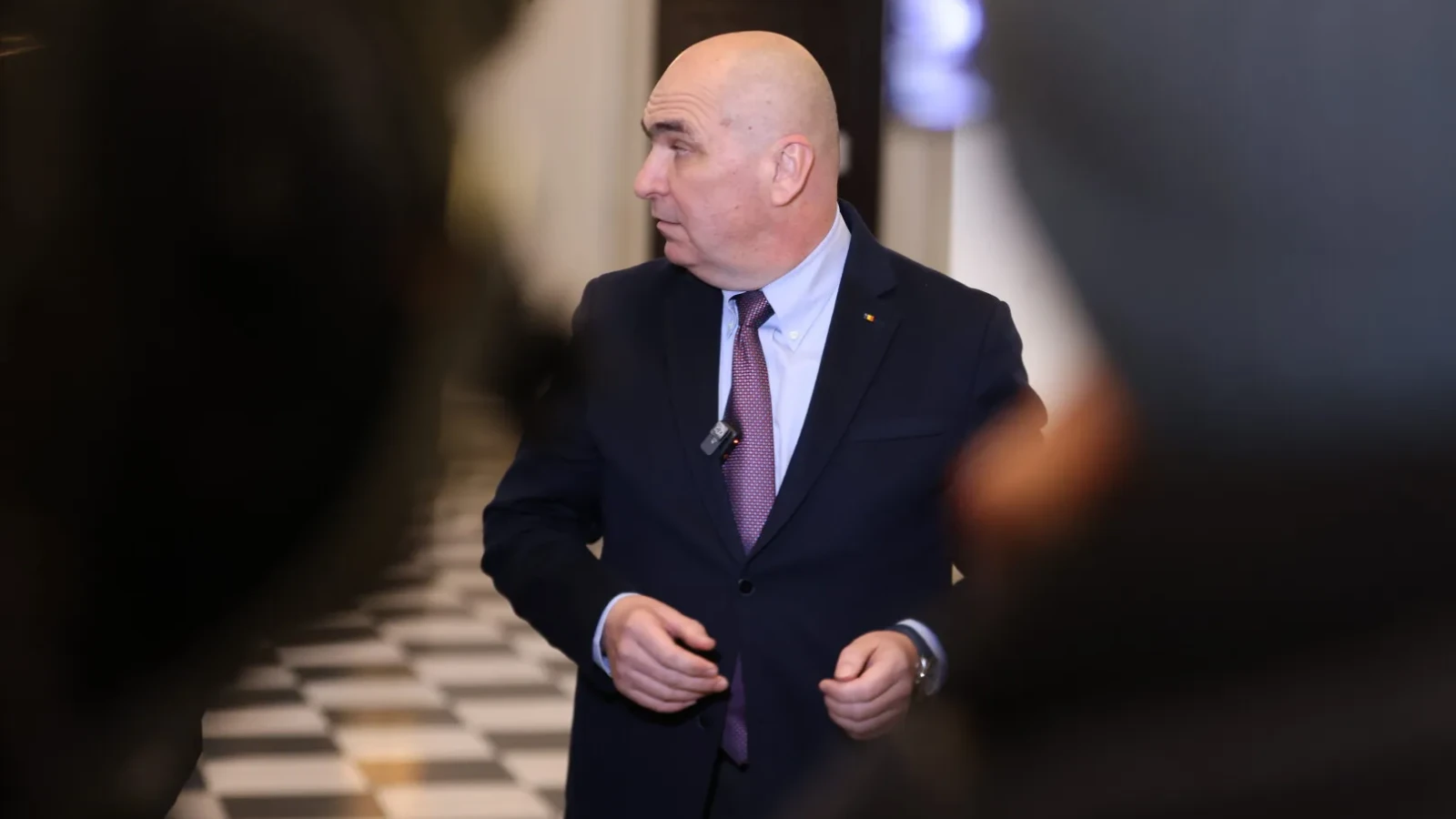 consilierul bnr respinge eticheta ilie saracie si avertizeaza instabilitatea politica risca sa declanseze o criza economica majora