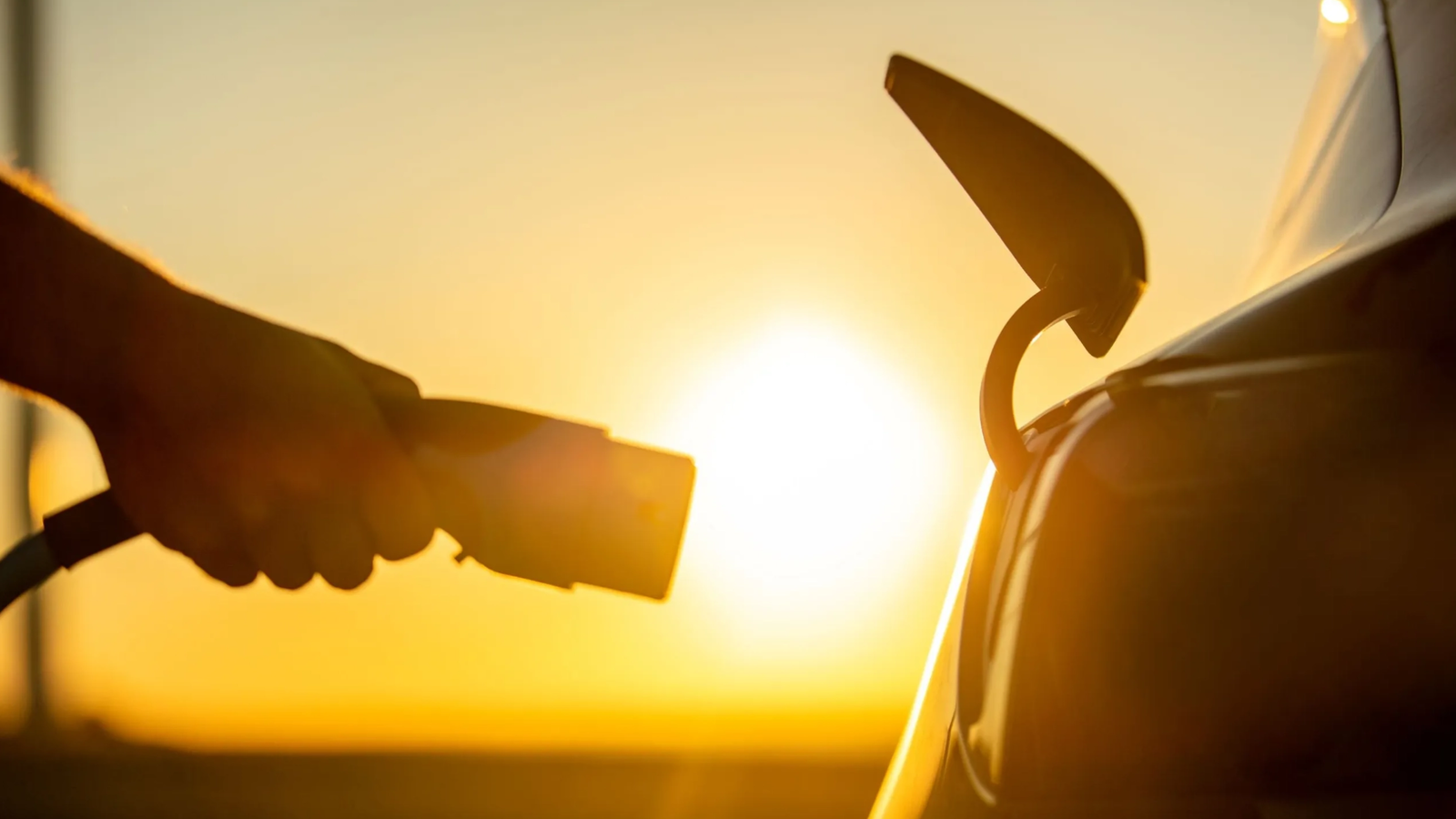 cresterea preturilor la combustibili zguduie piata auto producatorii europeni detin 60 din gama de vehicule electrice