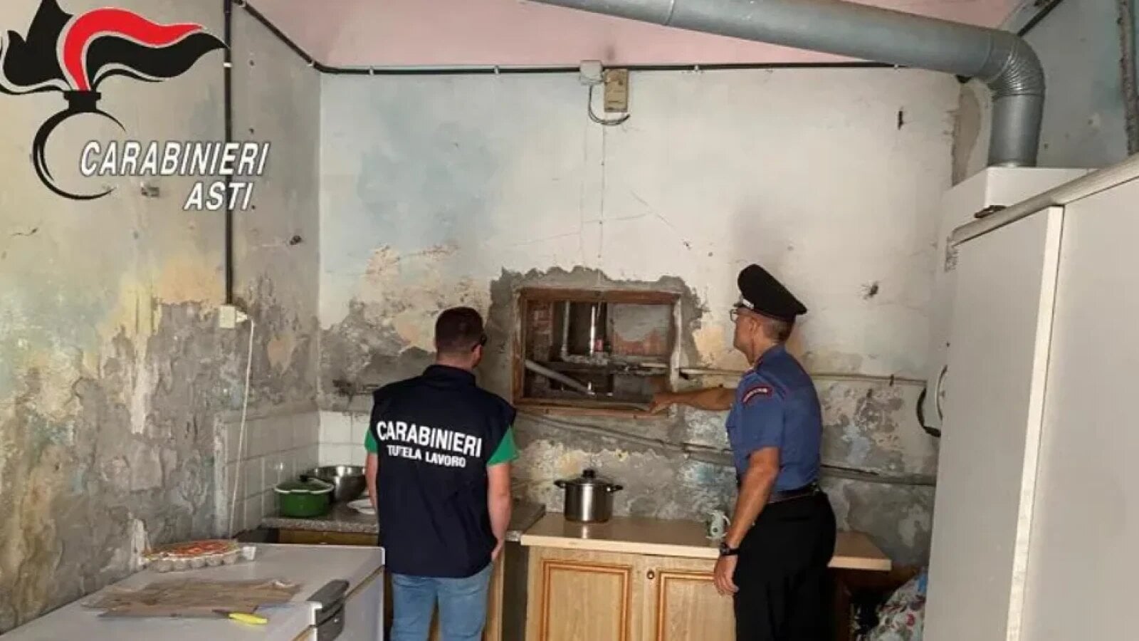 doi romani din italia acuzati ca isi exploatau conationalii in podgorii munca fara acte saltele pe jos si 2 euro pe ora