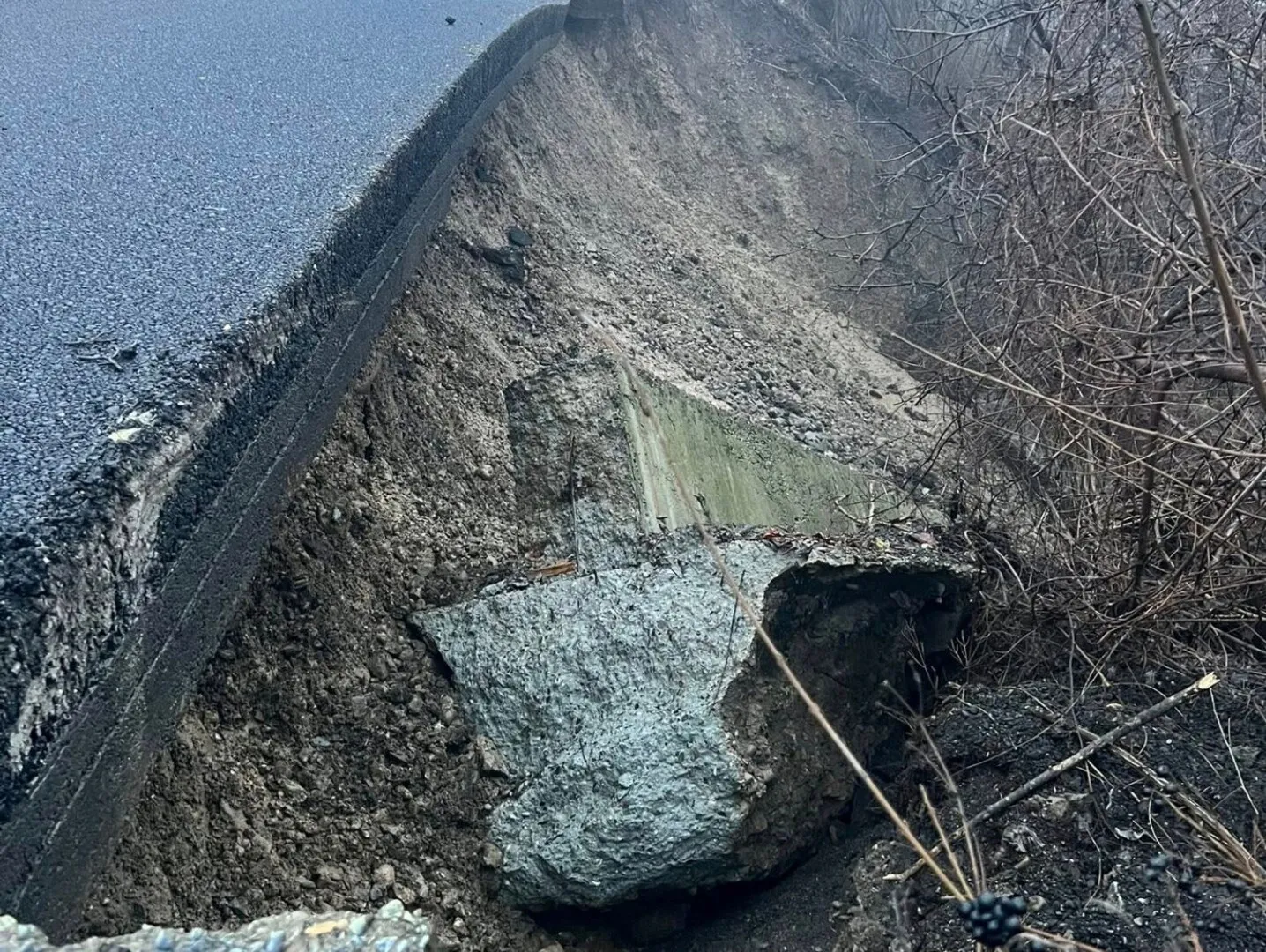 drum inchis la campina din cauza alunecarii de teren autoritatile avertizeaza de pericol iminent