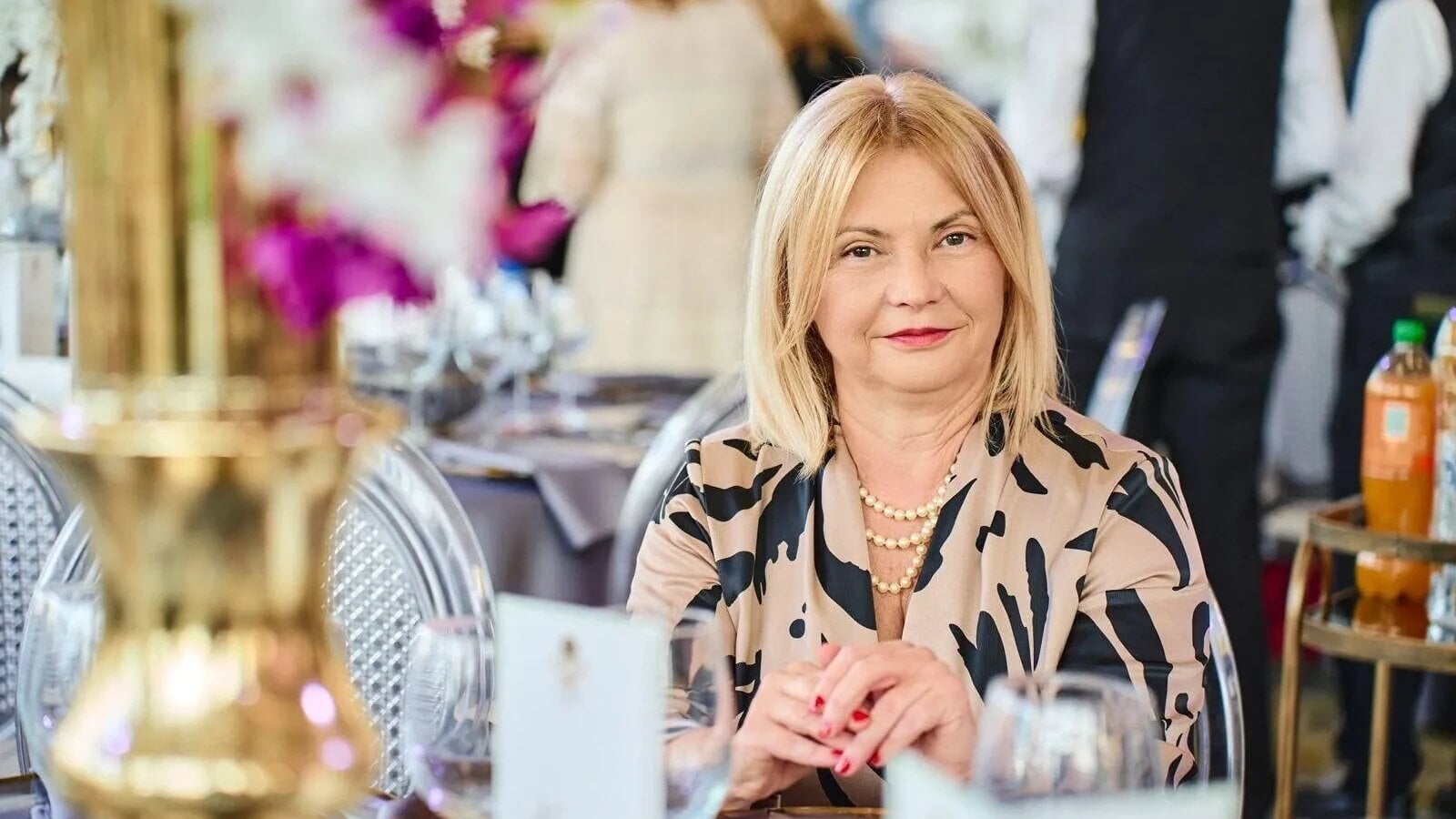 fosta prefecta usr de timis cornelia elena micicoi adusa din arest la parchetul european aceasta sustine ca retinerea are legatura cu desemnarea premierului