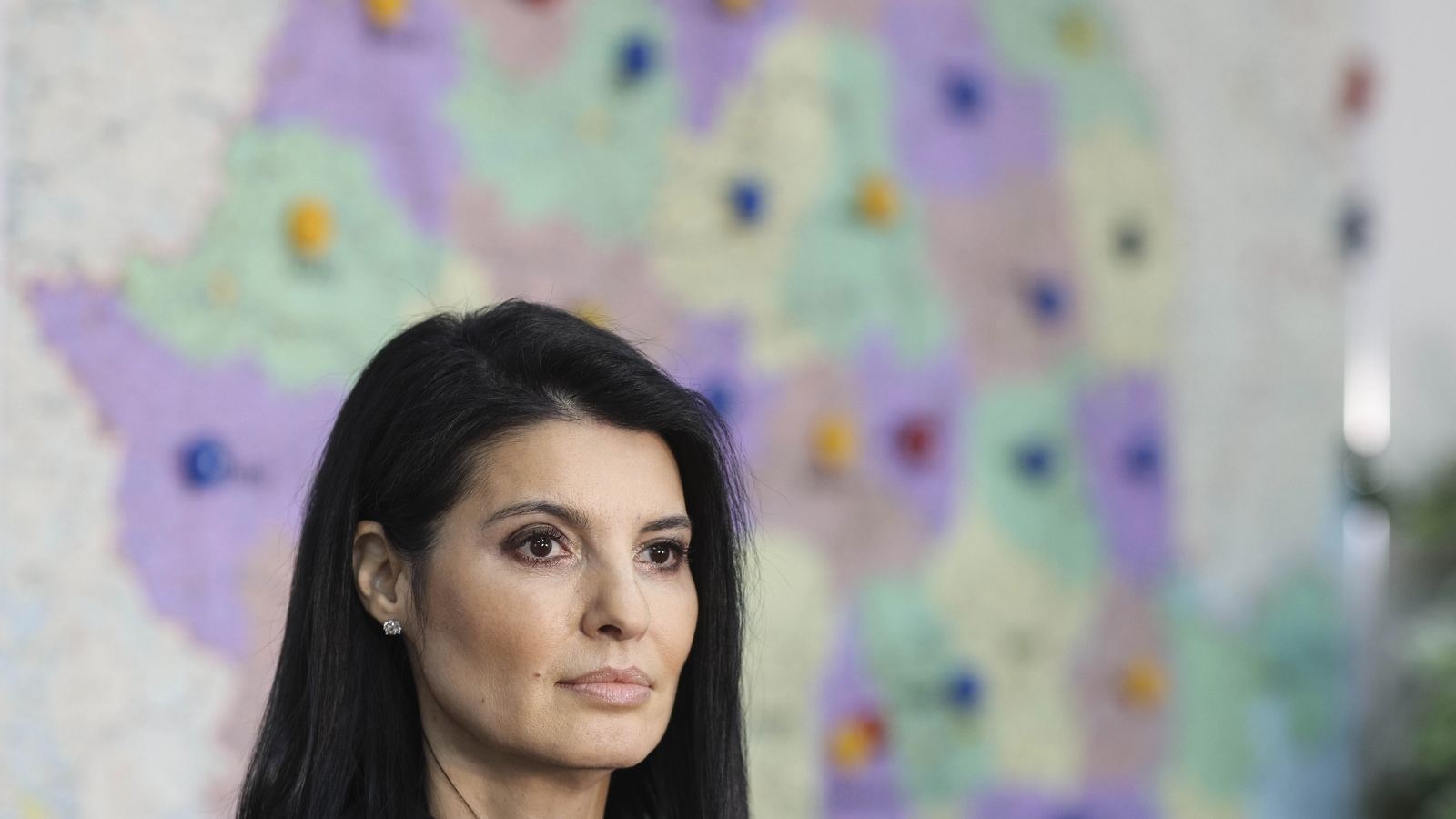 lavinia sandru sanctioneaza administratia din targu mures elevi trimisi dupa cartele cu documente si 10 lei statuia lui eminescu lasata in paragina si centrul cultural inundat