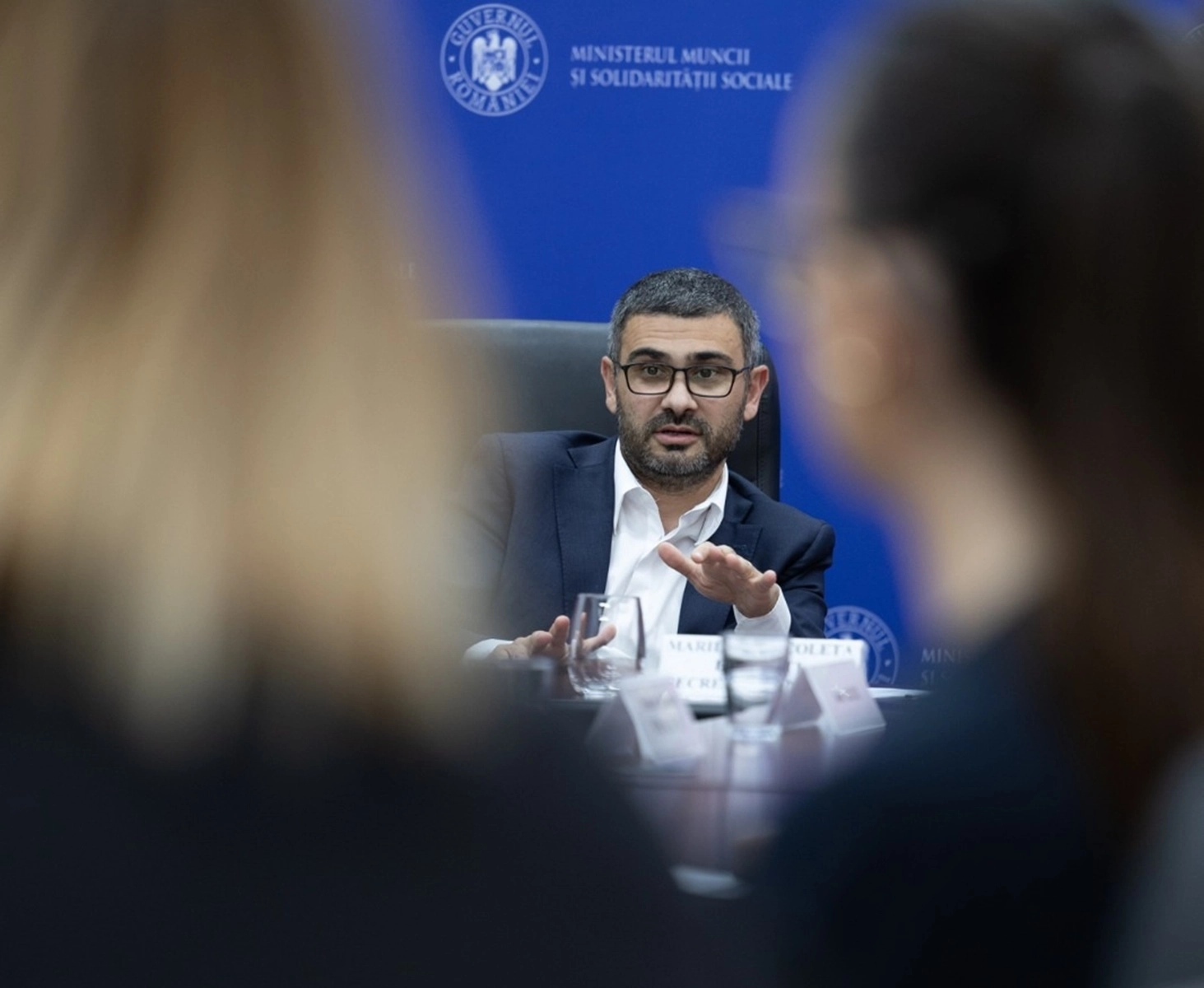 ministrul muncii petre florin manole daca nu ti ajung banii de chirie si mancare esti un om exploatat nu un lucrator