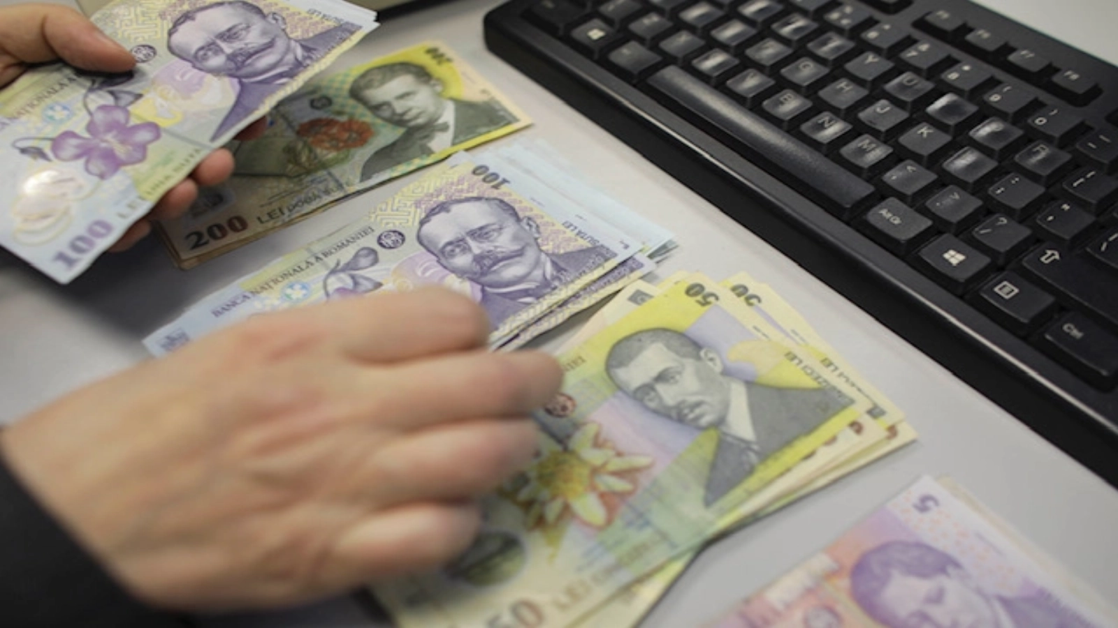 moneda nationala se depreciaza euro si dolarul castiga teren in fata leului