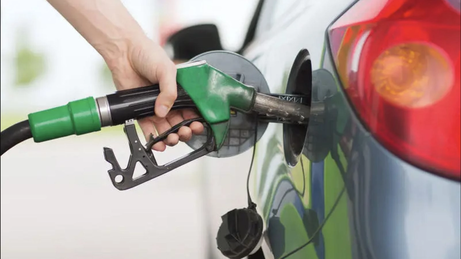 motorina depaseste 11 lei pe litru iar benzina trece de 10 lei in toate retelele din romania