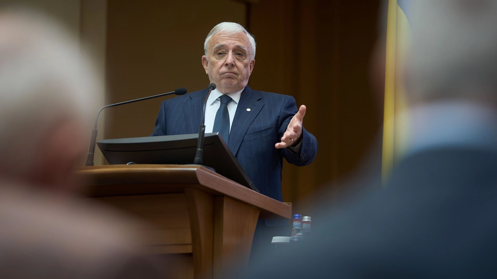 mugur isarescu explica pasii esentiali pentru adoptarea cat mai rapida a monedei euro as putea repeta acest lucru important