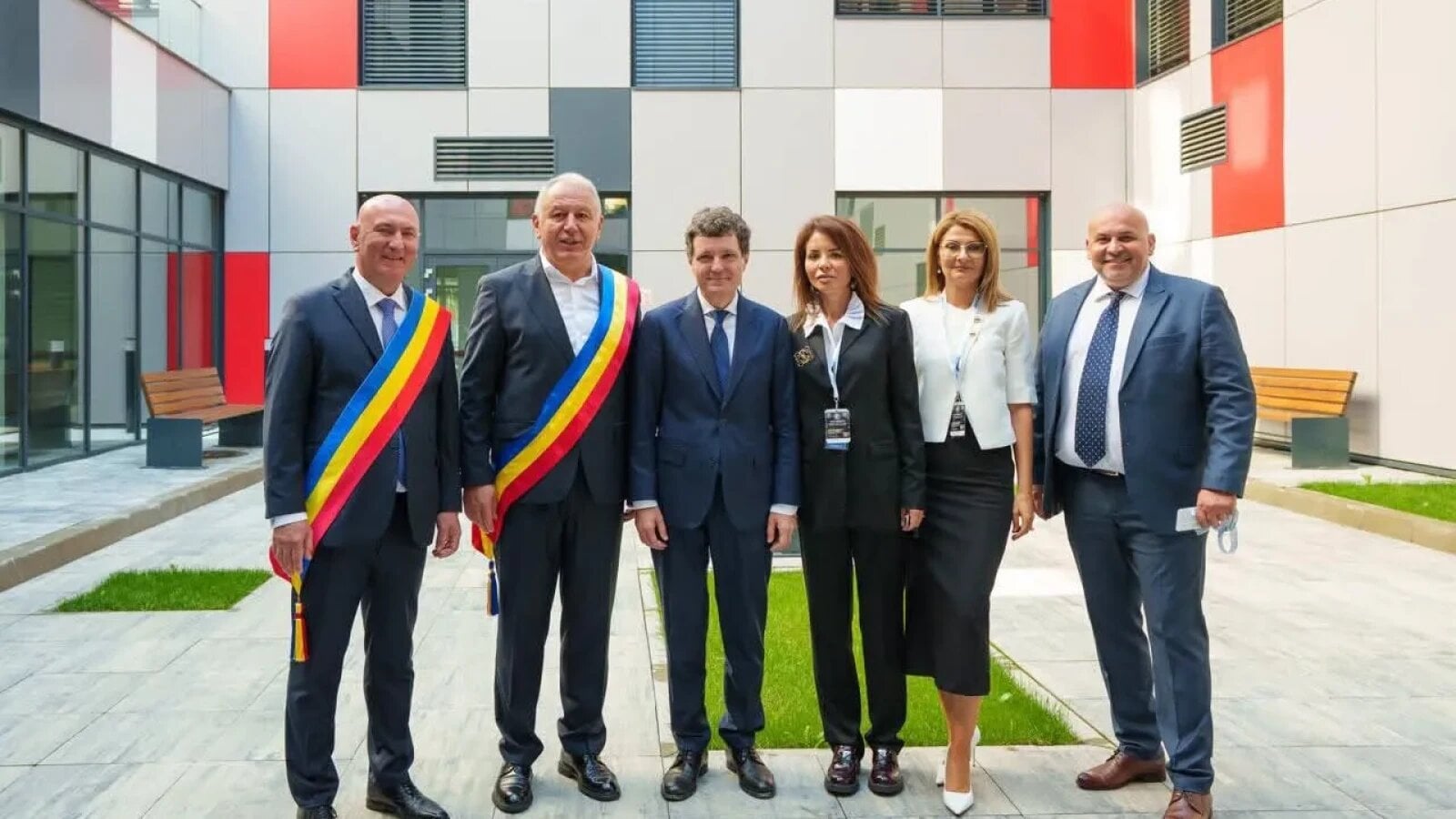nicusor dan indeamna la echilibru in discursul despre romania avem coruptie si grupuri de interese dar avem si rezultate