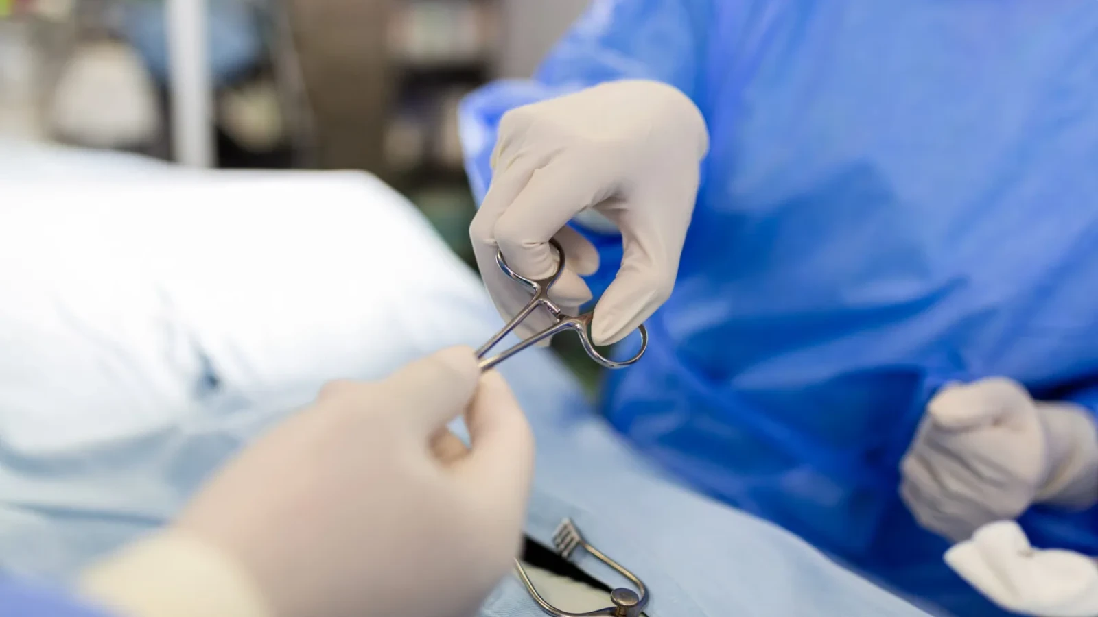 patru medici din focsani trimisi in judecata pentru moartea unei minore corpuri straine uitate in abdomen dupa cezariana