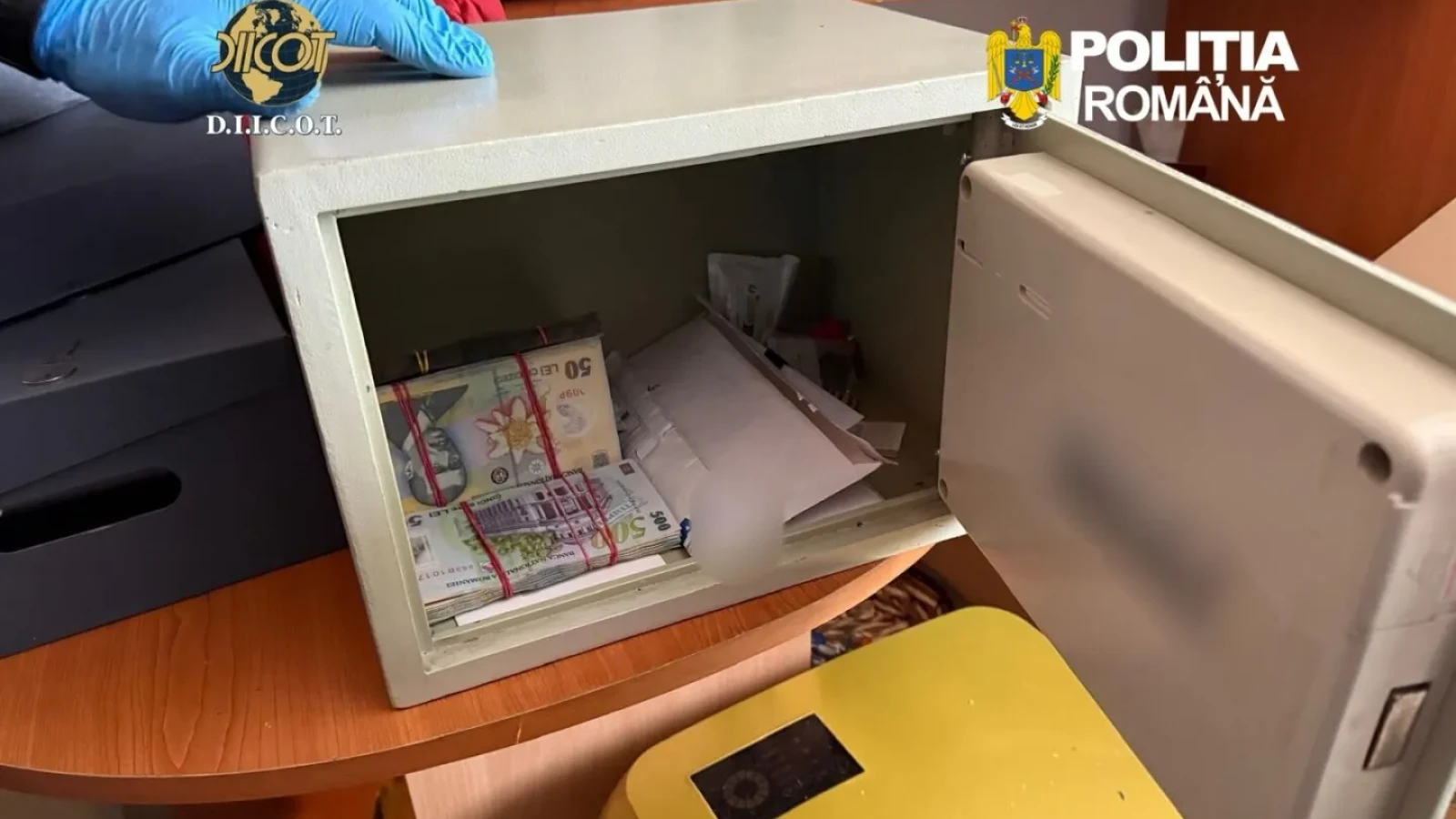 perchezitii ample in bucuresti si patru judete dealerii care vindeau droguri elevilor si studentilor prinsi cu culturi de canabis