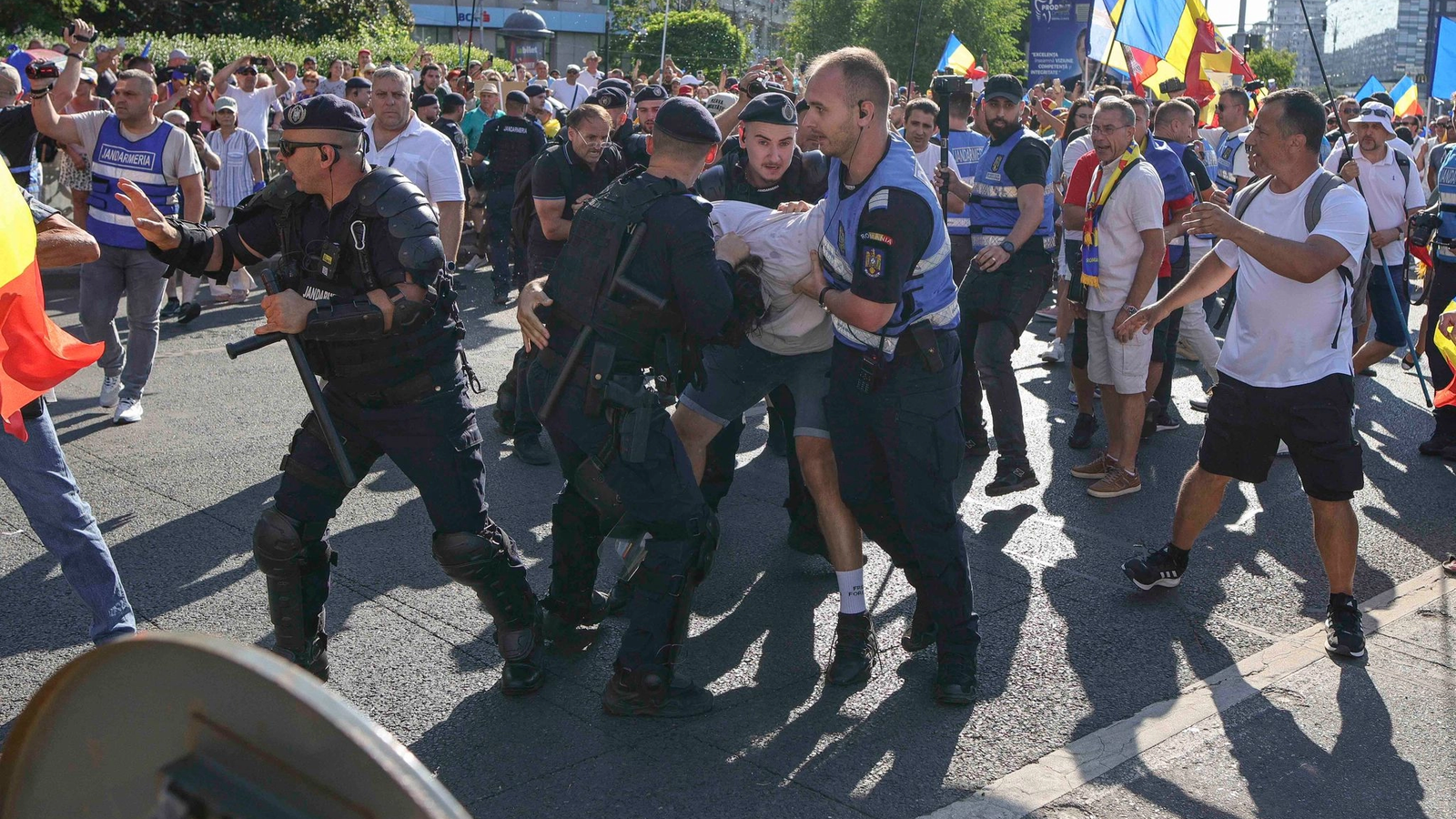 perchezitii si aduceri la audieri in 12 judete si capitala in dosarul violentelor din piata victoriei 21 de suspecti condusi la parchetul capitalei