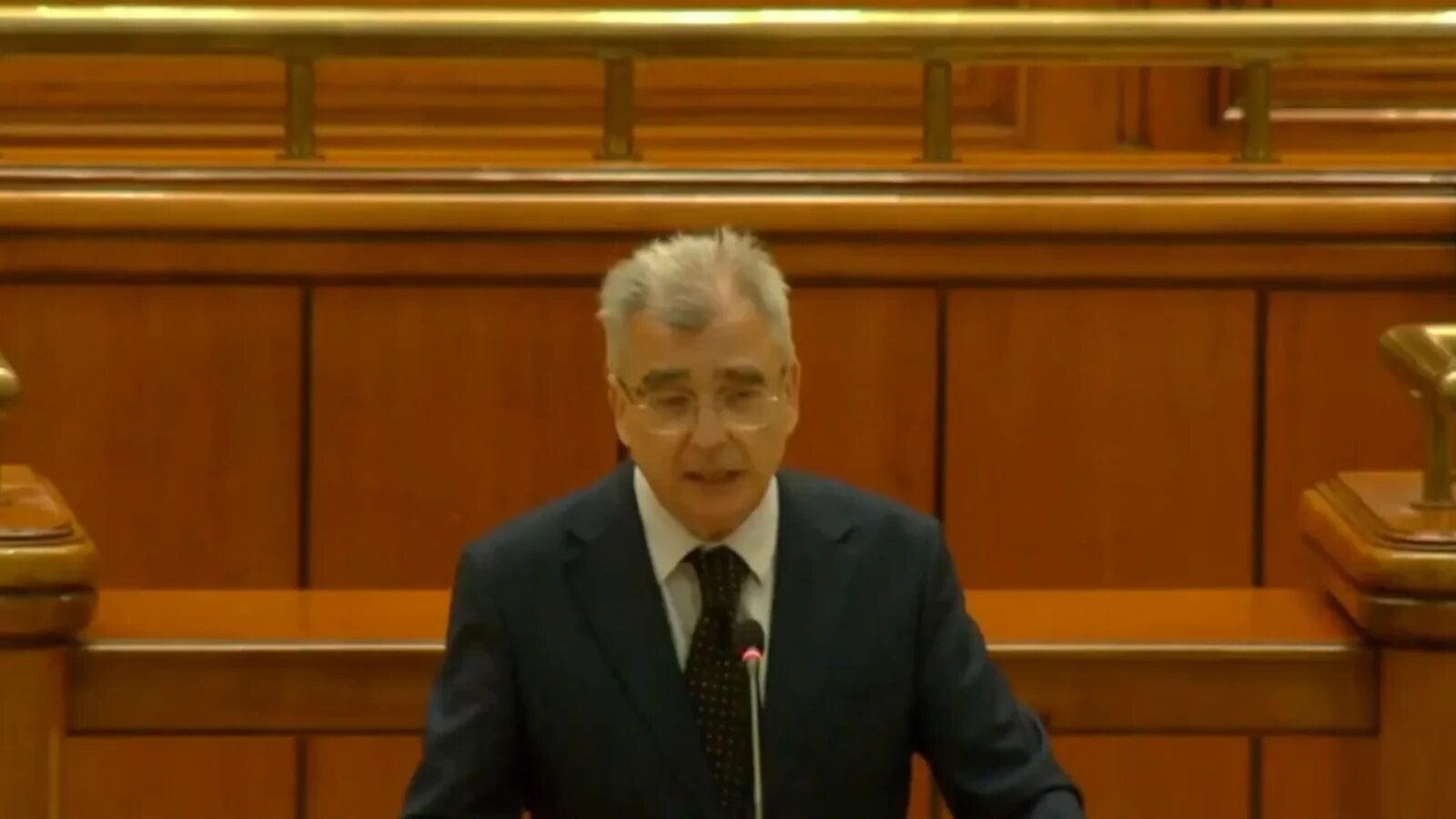 petrisor peiu romania are cele mai mari scaderi din ue in servicii in timp ce politicienii ignora economia