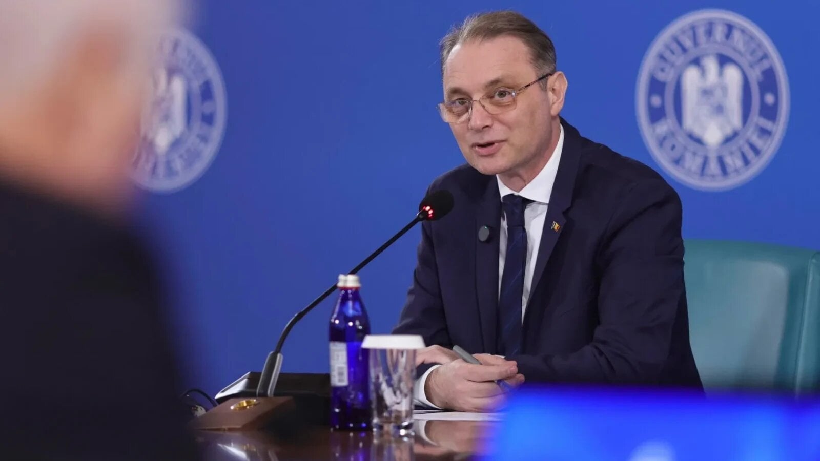 premierul luca niculescu isi completeaza echipa oleg ungureanu desemnat sef al cancelariei