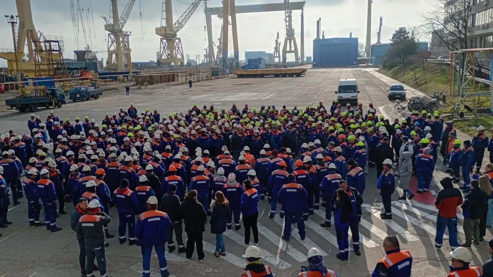 protest spontan la santierul naval mangalia din cauza salariilor neplatite de trei luni