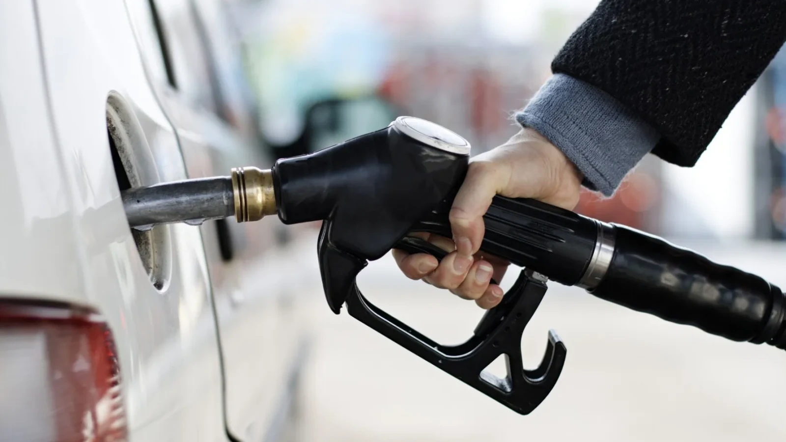 reducerea cotei de bioetanol aprinde un conflict fermierii acuza ca agricultura este sacrificata pentru a reduce pretul la benzina