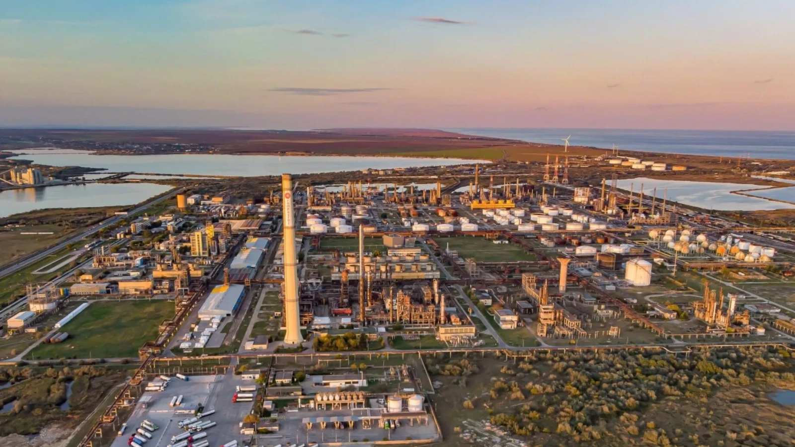 rompetrol reporneste doua rafinarii majore in contextul crizei petroliere