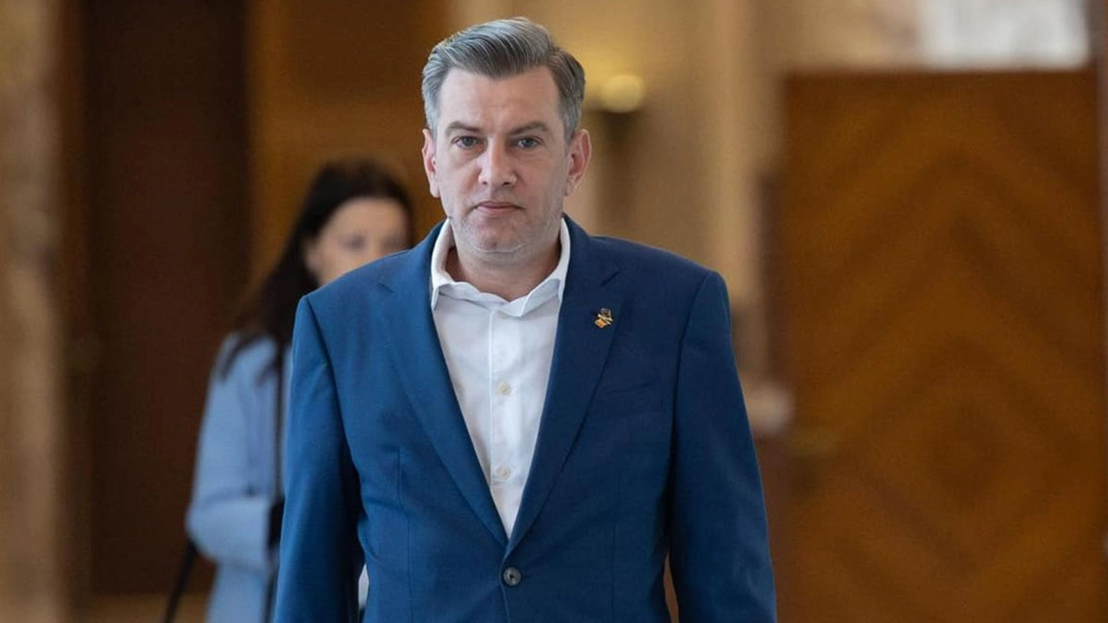 scandal in ministerul muncii functionarul cristian vasilcoiu il acuza pe premierul ilie bolojan ca a blocat ajutorul pentru veterani