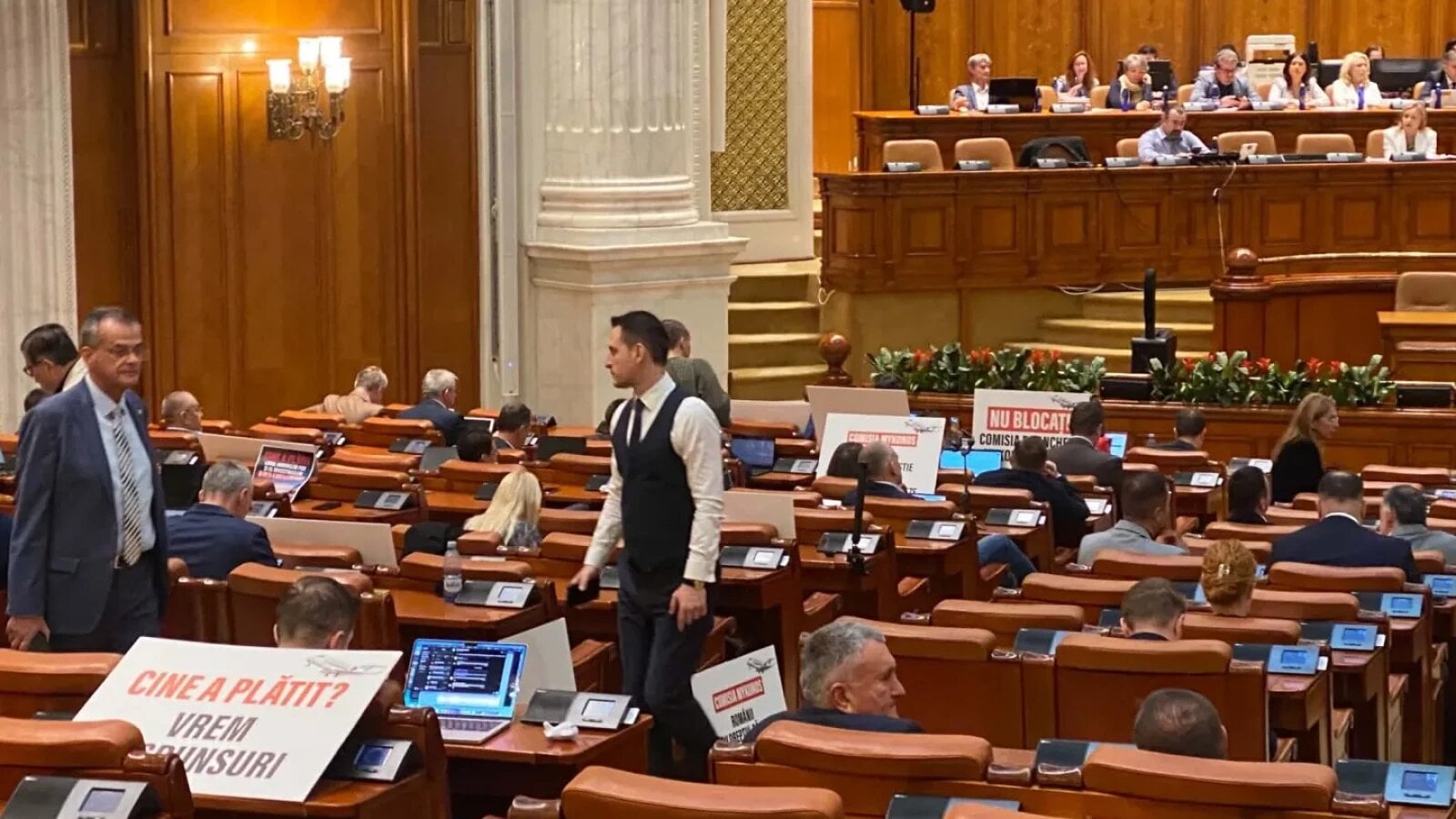 tensiuni in parlament psd solicita comisia mykonos sena dupa protestul usr cu pancarte si avioane de jucarie