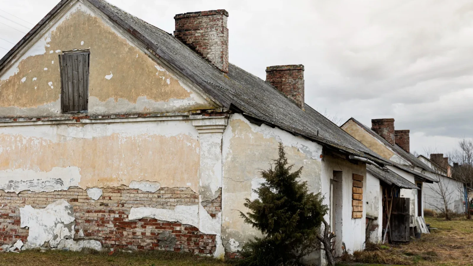 un an de inchisoare cu suspendare pentru un proprietar belgian care a exploatat 60 de muncitori romani intr o locuinta degradata