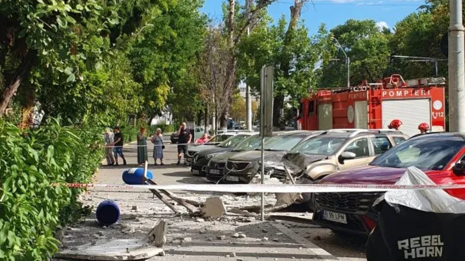 un balcon s a prabusit peste o masina intr un bloc din bucuresti locatarii traiesc in frica desi imobilul era programat pentru anvelopare
