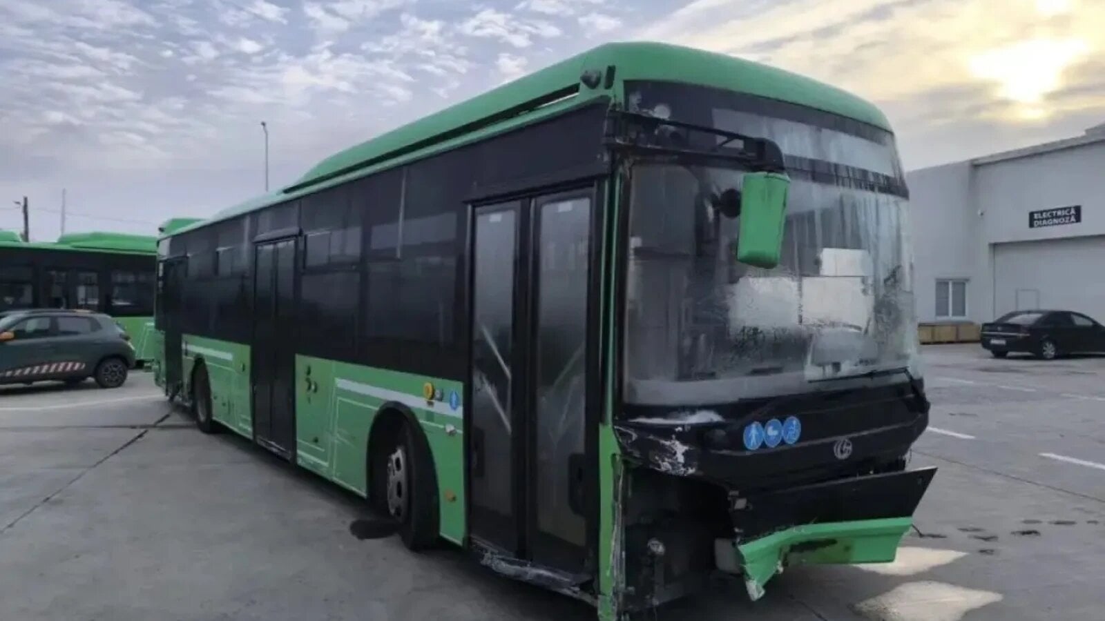 un sofer de autobuz din suceava beat in timpul unui accident in lant fusese concediat anterior tot pentru alcool dar instanta a dispus reangajarea