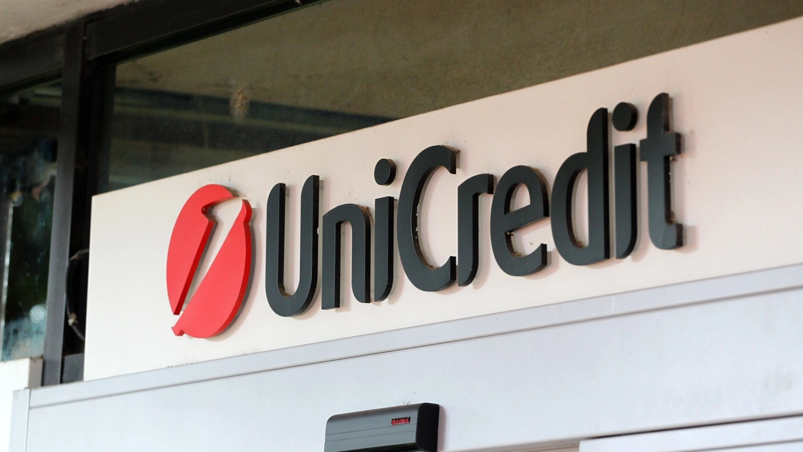 unicredit bank acorda 9 milioane de euro pentru o fabrica de componente pentru energia regenerabila la petrila