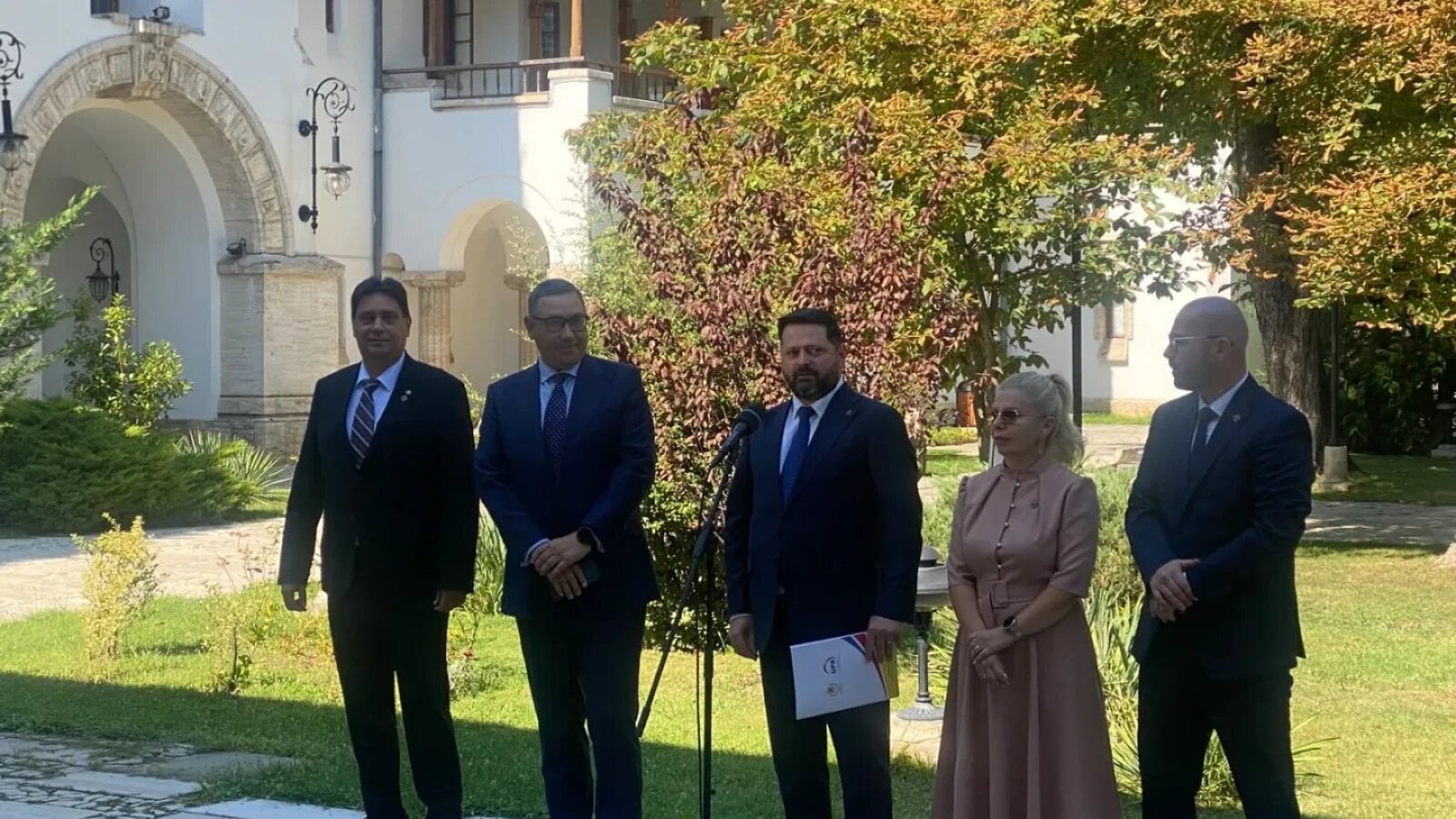 upr il propune pe victor ponta ca prim ministru dar este deschisa si la un guvern politic sau independent