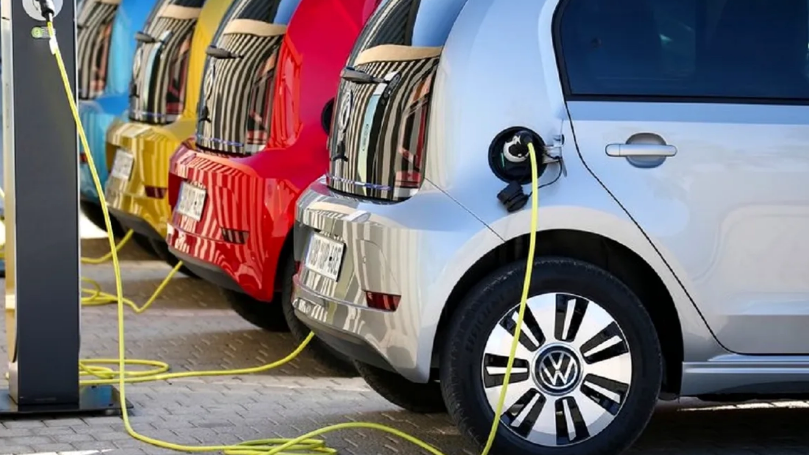 vanzarile globale de vehicule electrice scad cu 2 in septembrie dupa sase luni de crestere europa atinge un nivel record insa china si america de nord reduc ritmul pietei