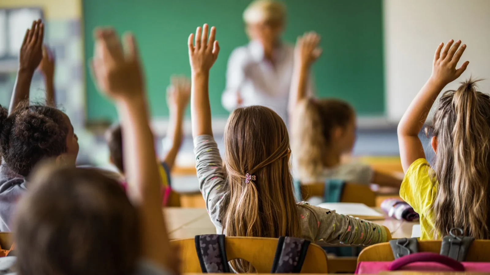 verificarea dosarelor pentru bursele sociale ar putea trece la primarii ministrul educatiei accepta dar cere ca plata sa vina din bugetele locale
